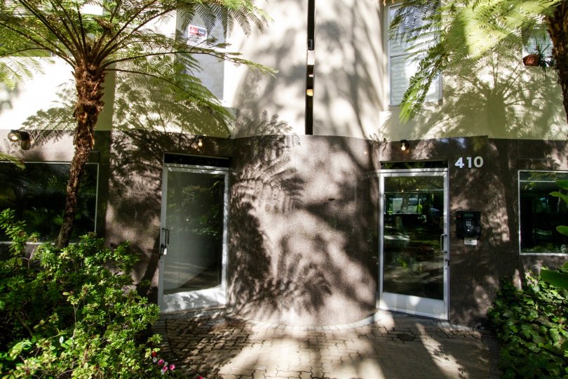 The entrance in Oakhurst Vista in Beverly Hills