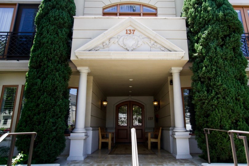 The entrance into the Spalding Peninsula of Beverly Hills