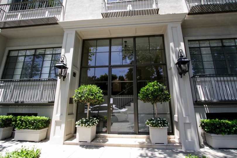 The entrance into 9601 Charleville in Beverly Hills