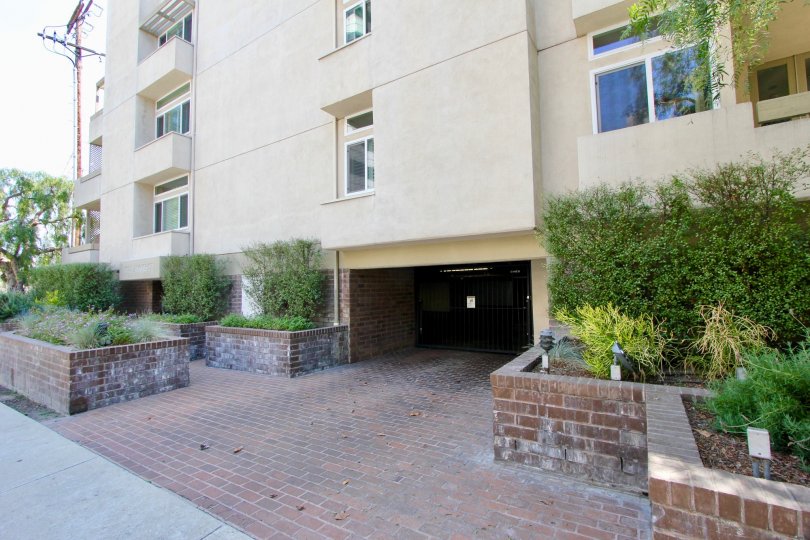 A sunny day in the Alta BRENTWOOD apartment with main entrance view