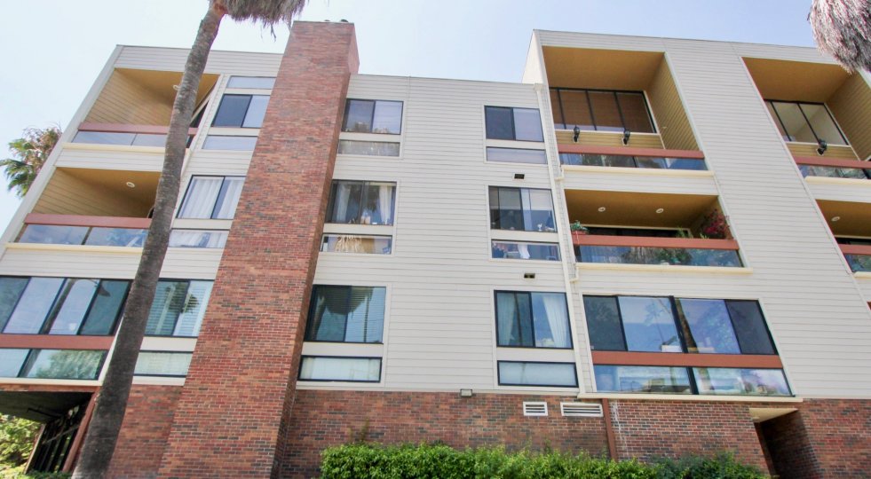 An appartment building located at Bundy Brentana, brentwood, CA