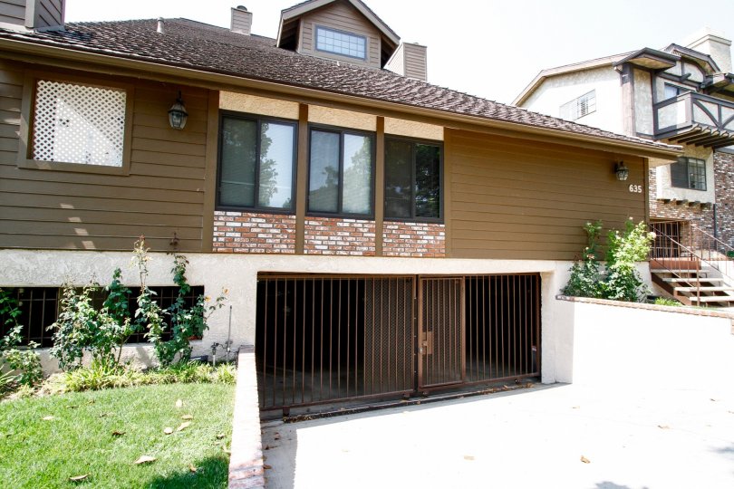 The parking for 635 E Magnolia Ave
