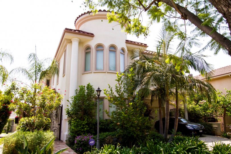 The architecture of 726 E Santa Anita Ave