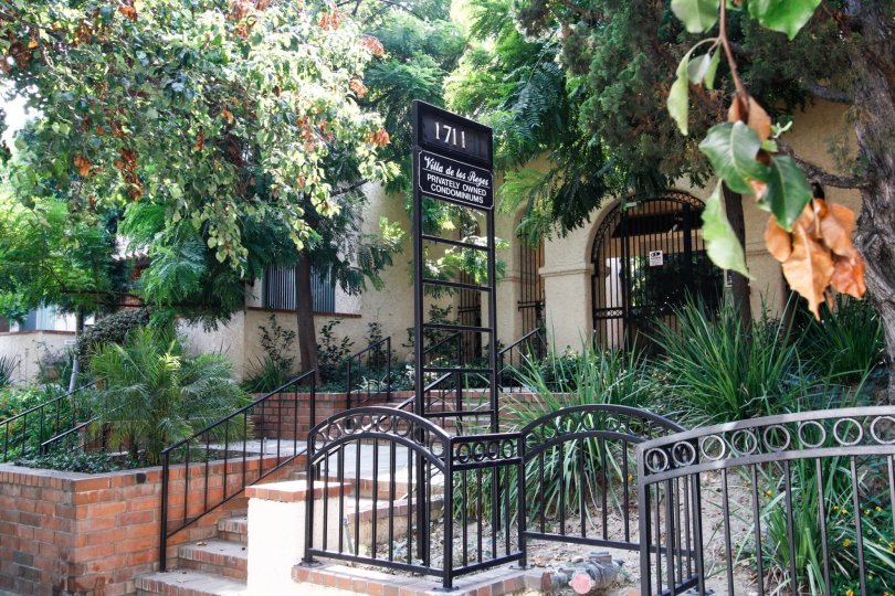 The sign welcoming you into Villa De Los Reyes in Burbank California