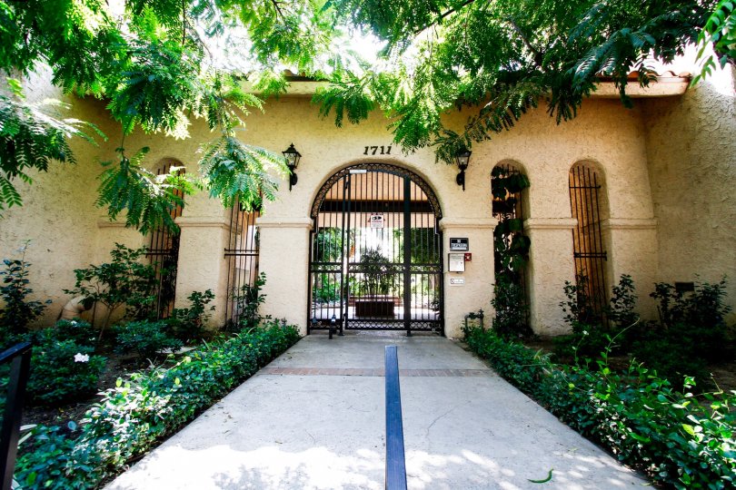 The main entrance into Villa De Los Reyes
