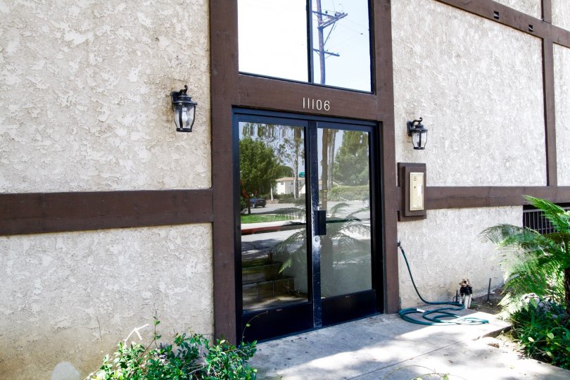 The entrance ino 11106 Culver Blvd