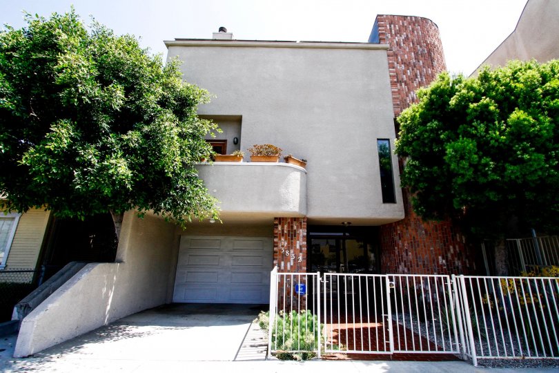 The building at 3832 Overland Ave in Culver City