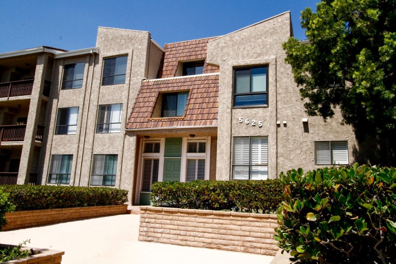 The entrance into Fox Hills View