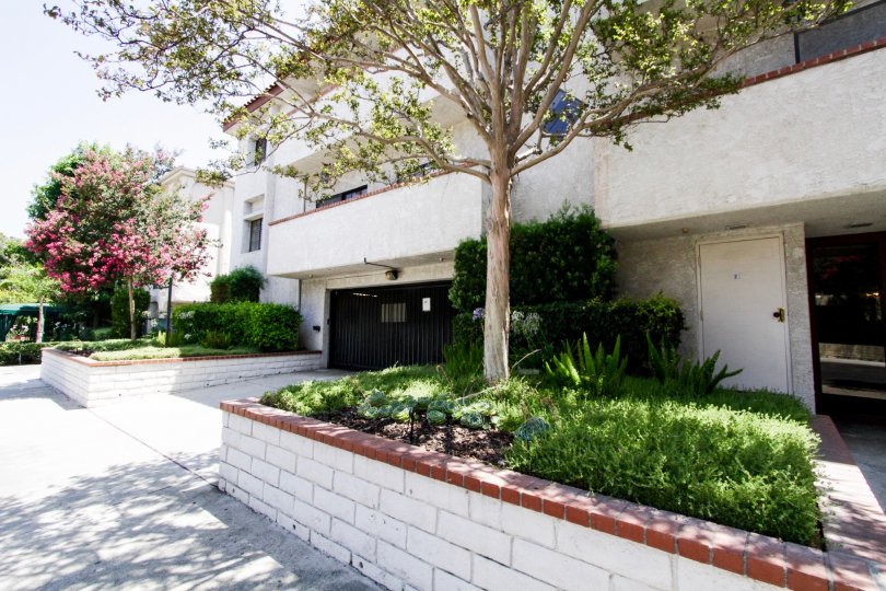 The side view of the Encino building at 5240 Zelzah Ave