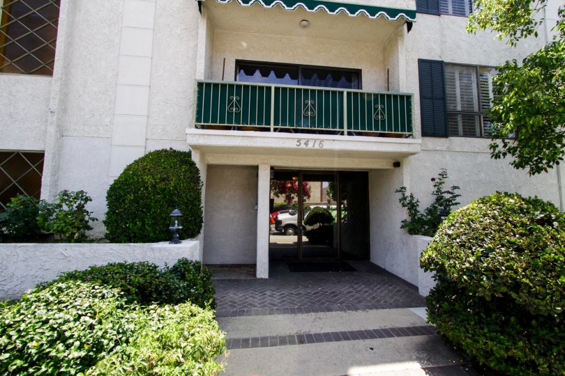 The entrance to the Encino building located at 5416 Zelzah Ave