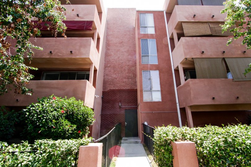 A side entrance going into Mira Flores