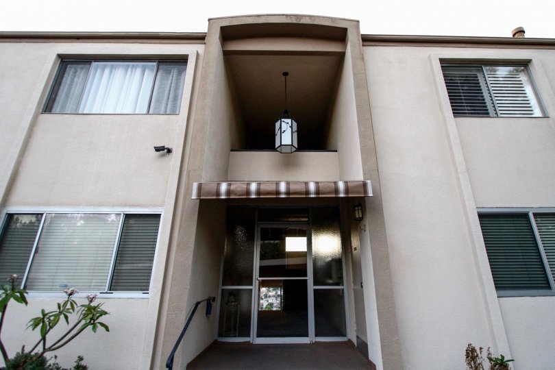 The entrance into 431 W Lexington Dr in Glendale California