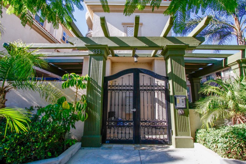 The entrance into Milford Villas in Glendale California