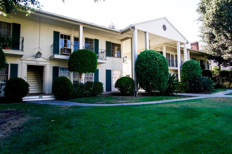 The yard in front of the Oakmont Manor in Glendale California
