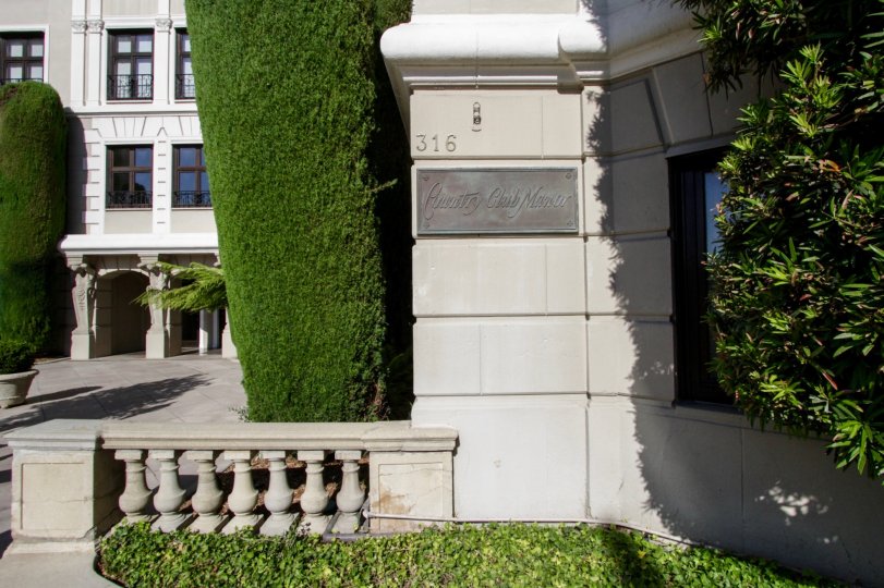 The plaque recognizing the Country Club Manor in Hancock Park