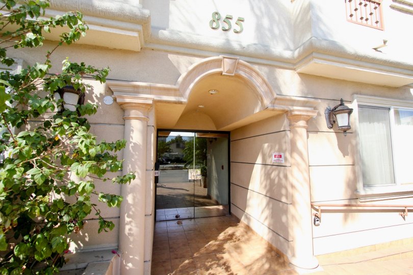 The entrance into Hollywood Vista Villas