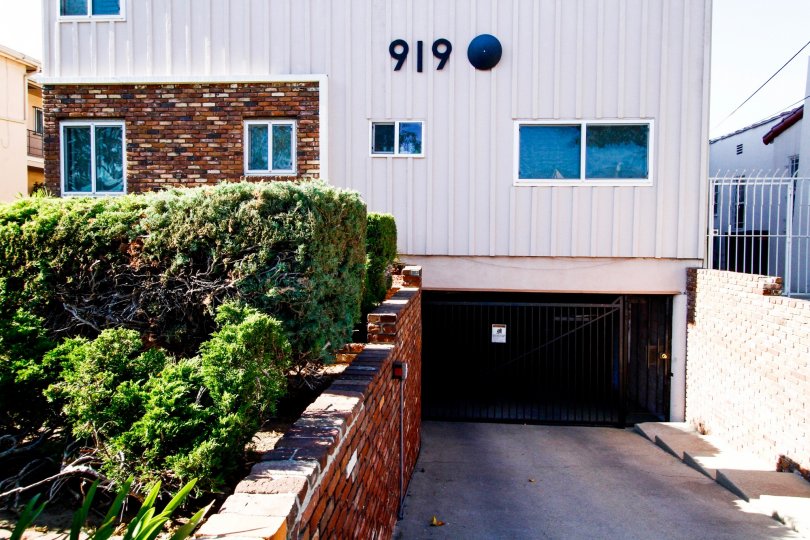 The driveway into 919 E La Plama Dr for parking in Inglewood