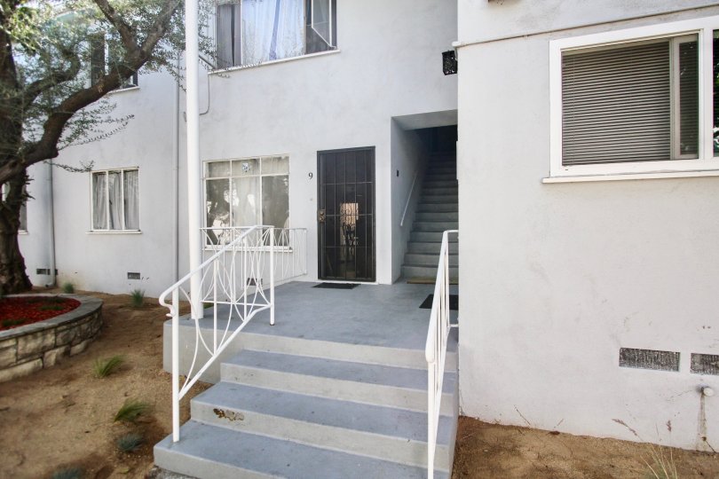 The entrance into 1014 E Carson St in Long Beach, California