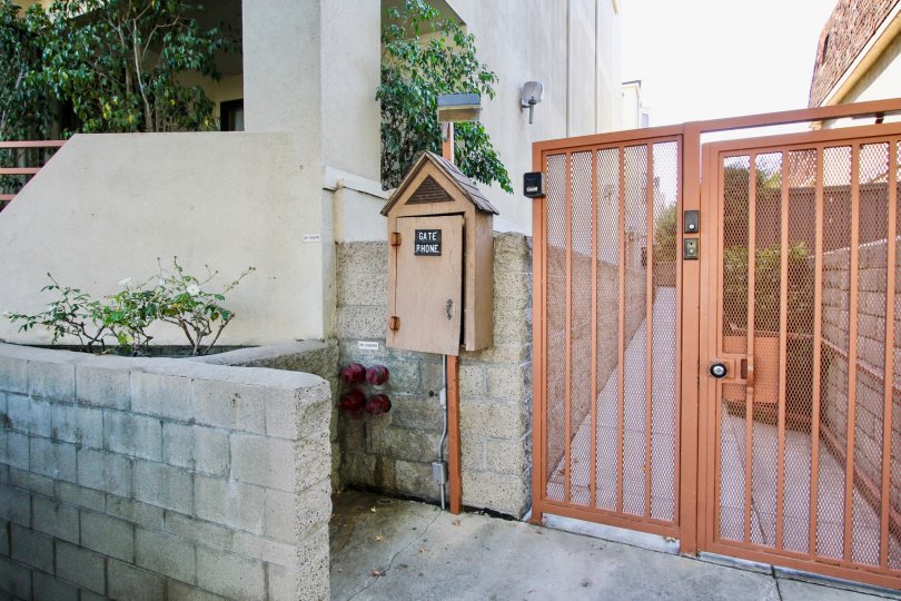 The gate into Bibxy Knolls Terrace in Long Beach, California