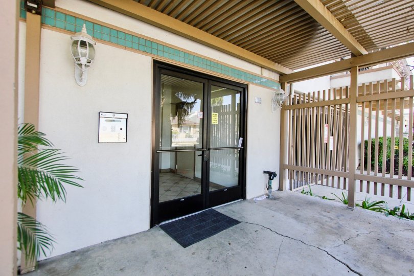 The entrance into Casa Roswell in Long Beach, Californai
