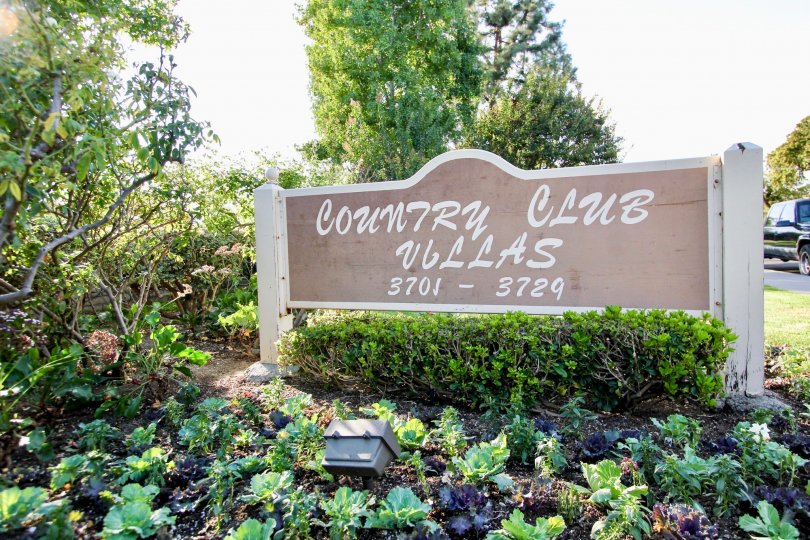 The Country Club Villas name on the welcome sign