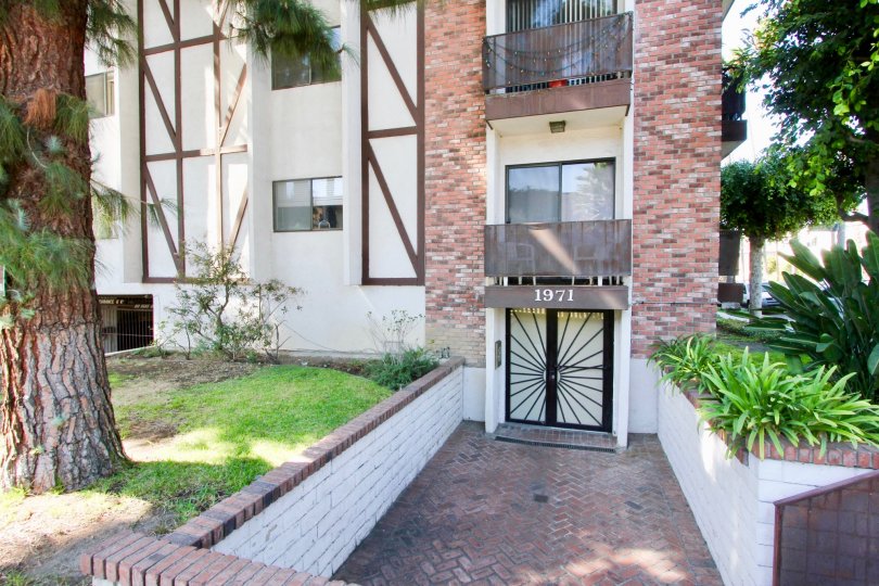The entryway into Los Feliz Condominiums