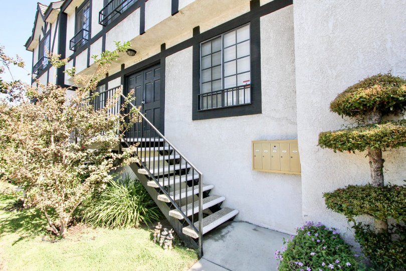 The entrance into 11520 Venice Blvd in Mar Vista, California