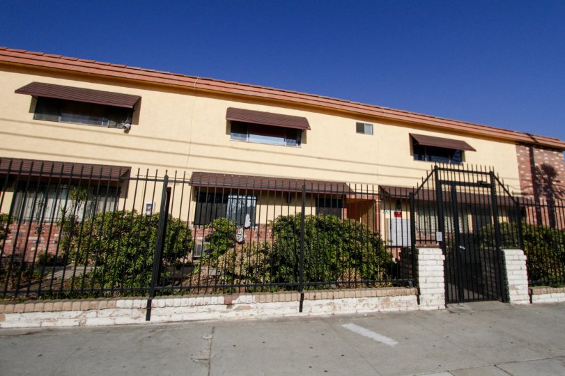 The building at 7904 Laurel Canyon Blvd in North Hollywood