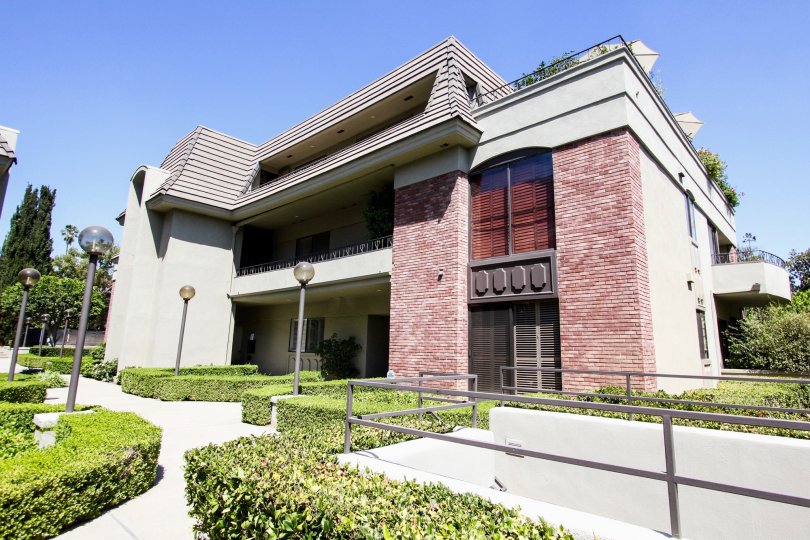 The entryway into 211 S Orange Grove Blvd