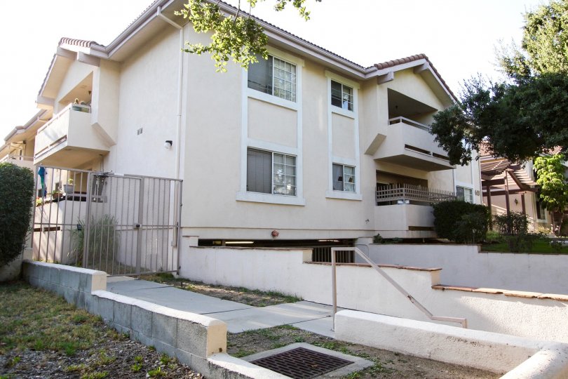 The balconies located on the building at 449 N Catalina Ave
