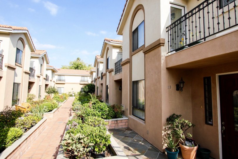 The individual units in 46 S Roosevelt Ave in Pasadena, California