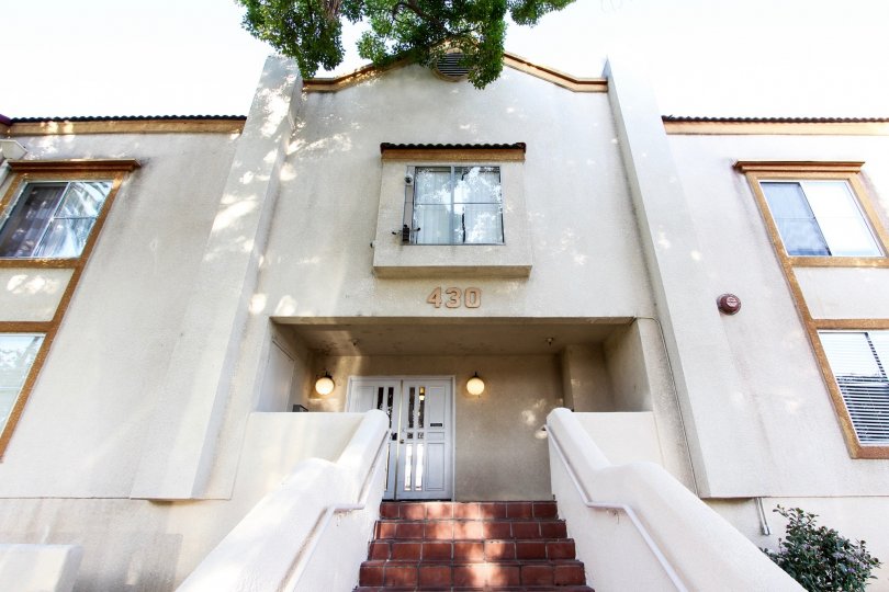 The entrance into Holliston Villas in Pasadena, California