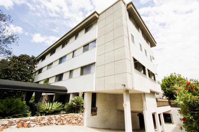 The view of the Los Robles Condominiums structure