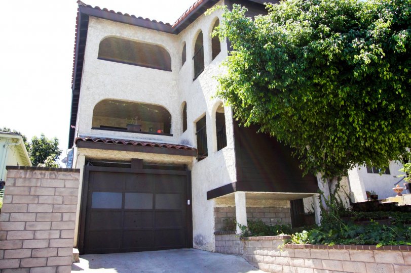 The garage at 835 W Sepulveda St in San Pedro California