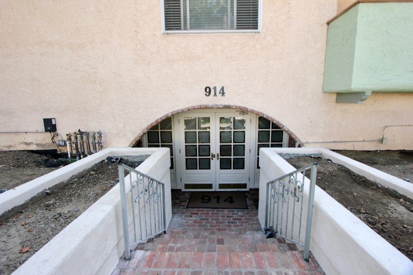 entrance view to the undergroundlike 914 building of Lincoln community, Santa Monica, california