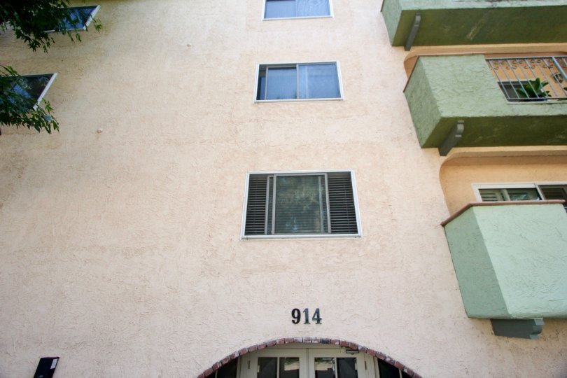 a closer look at the walls of 914 Lincoln, Santa Monica