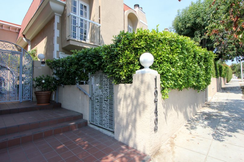Wall-lamp on wall at Berkeley Townhomes near to Santa Monica reminding me off the marriage-party.