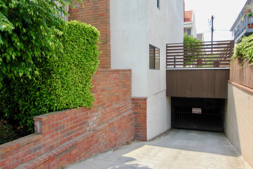 An apartment in Idaho West with an carpaking area in the ground floor
