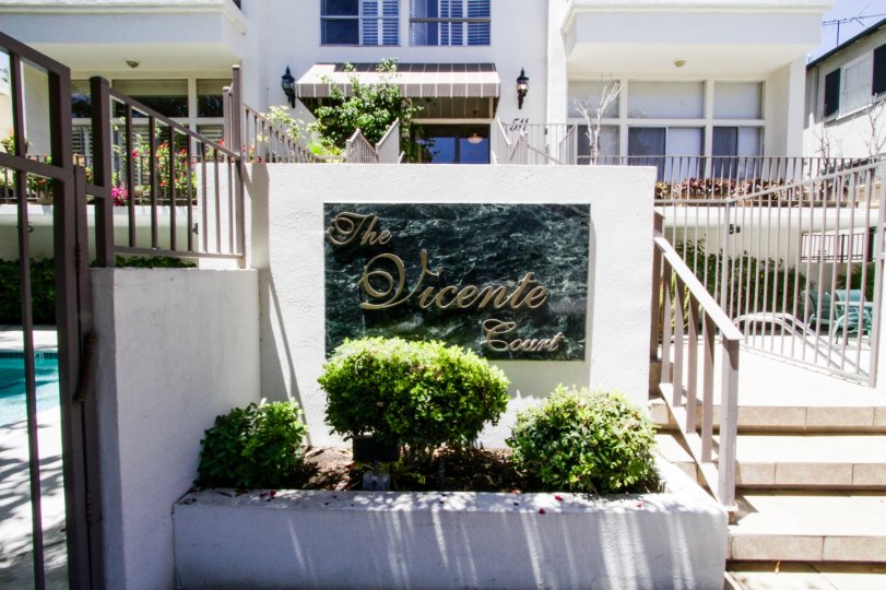 The sign announcing Vicente Court in Santa Monica