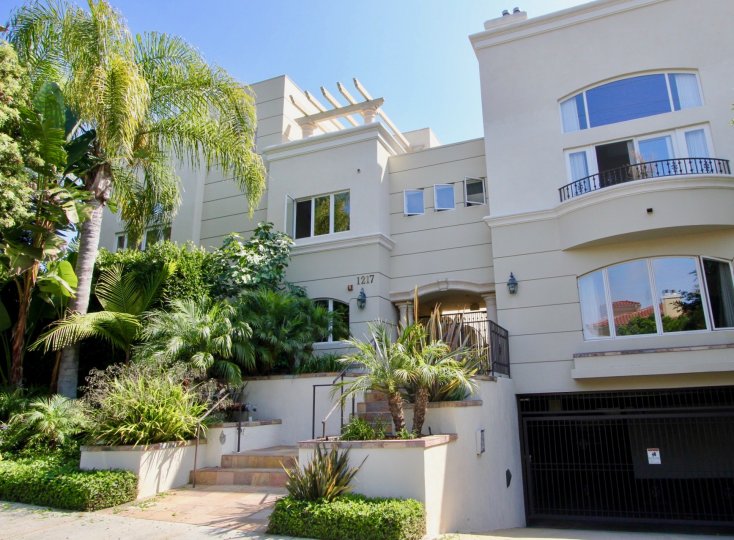 A sunny day at the front part of the Villa Toscana's community in Santa Monica, CA