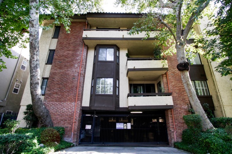 The parking option for 13214 Moorpark St