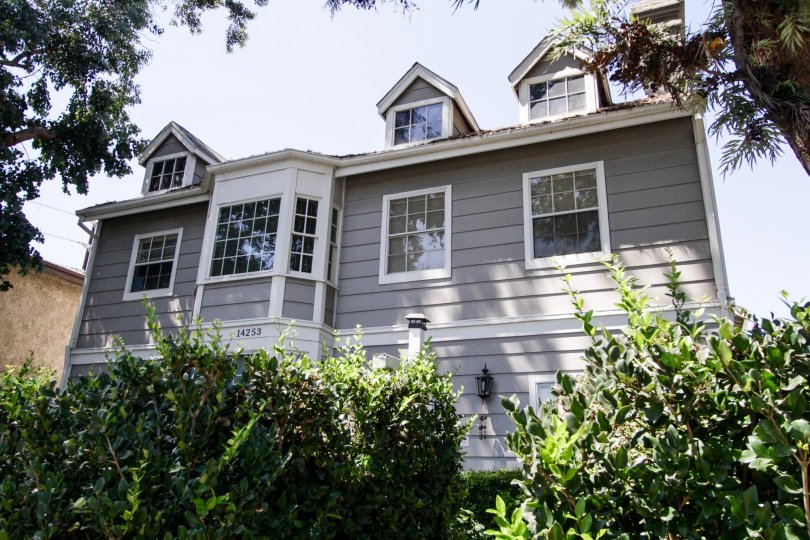 The architecture of 14253 Burbank Blvd in Sherman Oaks