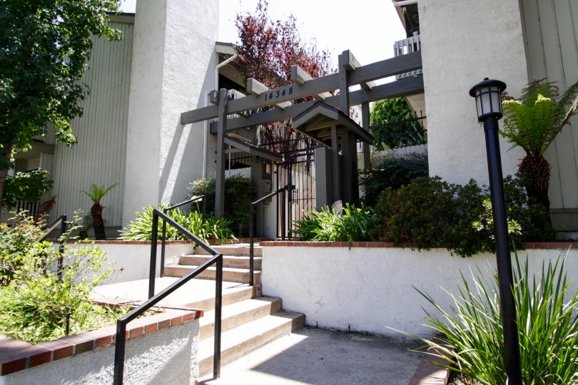 The entryway into 14348 Riverside Dr at Sherman Oaks