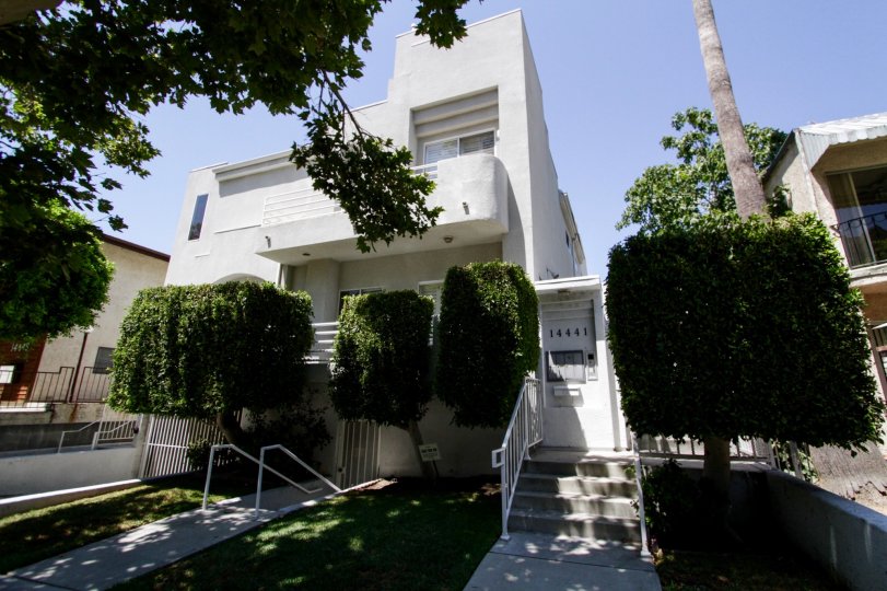 The buidling at 14441 Benefit St in Sherman Oaks