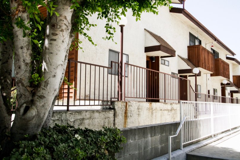 The building at 14449 Benefit St in Sherman Oaks