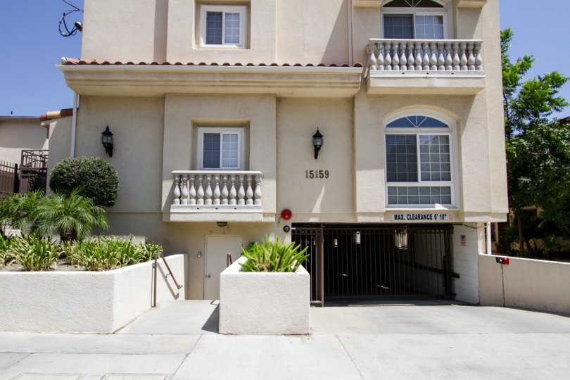 The parking for 15159 Dickens St in Sherman Oaks