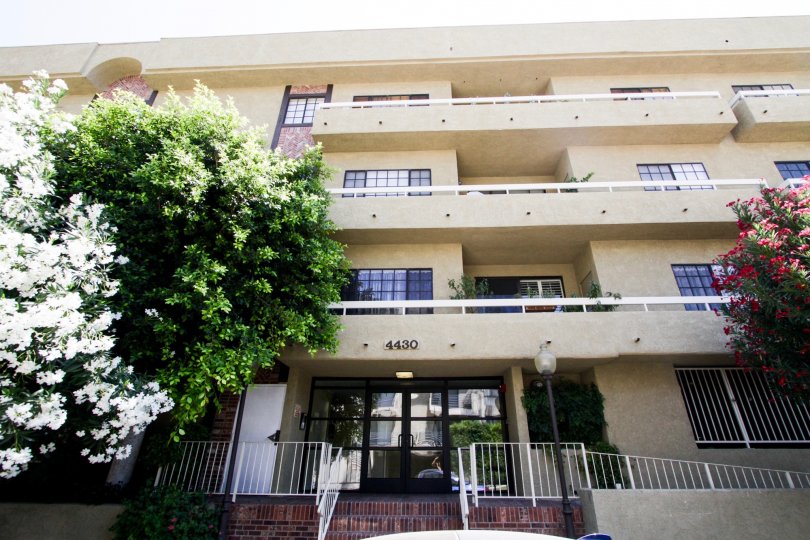 The doors entering into 4430 Noble Ave