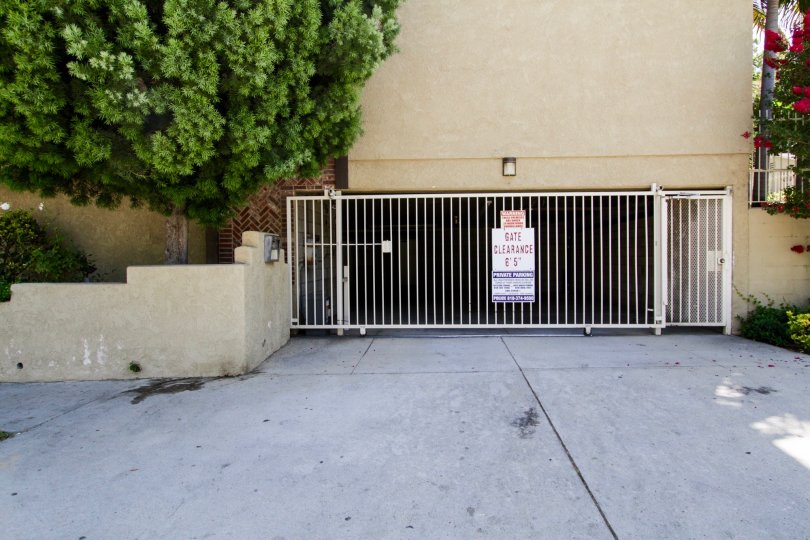 The parking for 4430 Noble Ave