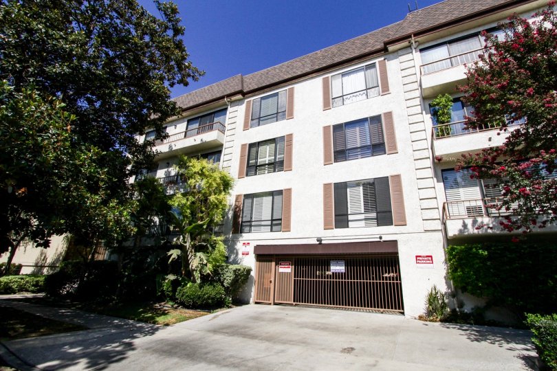 The parking for 4454 Ventura Canyon Ave