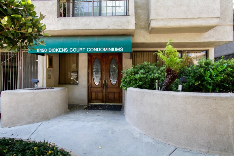 The entrance into Dickens Court Condominiums